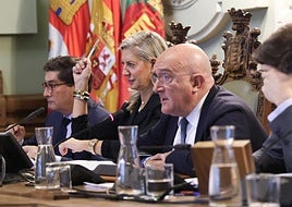 Irene Carvajal junto al alcalde, Jesús Julio Carnero, en el pleno del pasado mes de noviembre.