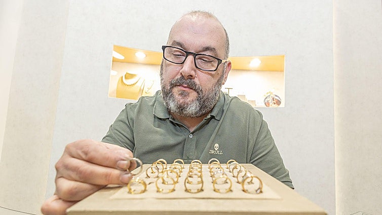 José Carlos García, propietario de José Carlos Joyeros, coloca unos anillos de oro.