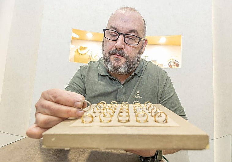 José Carlos García, propietario de José Carlos Joyeros, coloca unos anillos de oro.