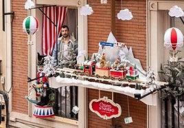 Alberto Trancón Muñiz, en su balcón de la calle Núñez de Arce.