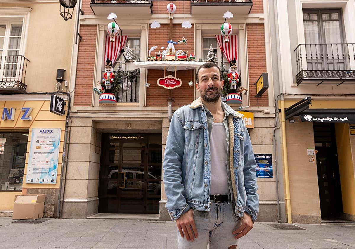 Imagen principal - Alberto Trancón, delante de 'su' obra, detalle del tren y boceto que compuso para preparar el montaje.