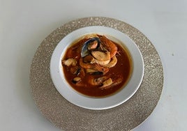 Sopa de marisco elaborada por Píos, uno de los platos de su carta de Navidad