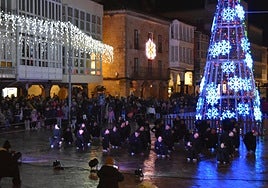 Aguilar recibe a la Navidad con luces y chocolate