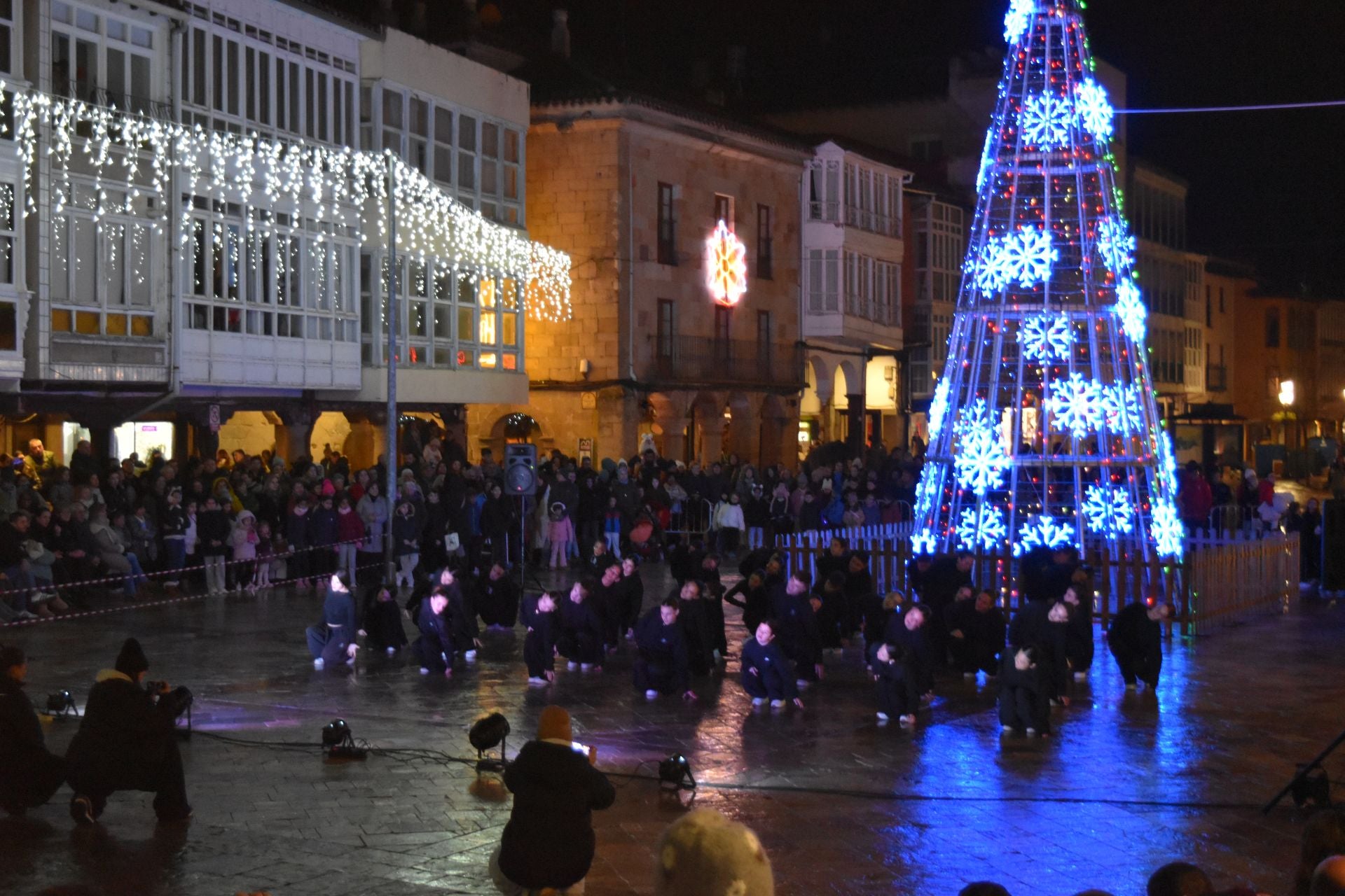 Aguilar recibe a la Navidad con luces y chocolate