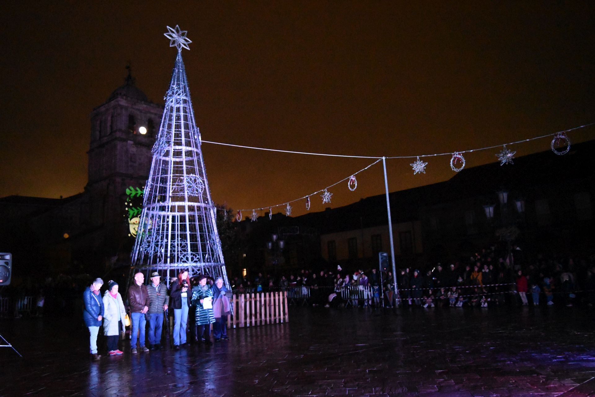 Aguilar recibe a la Navidad con luces y chocolate