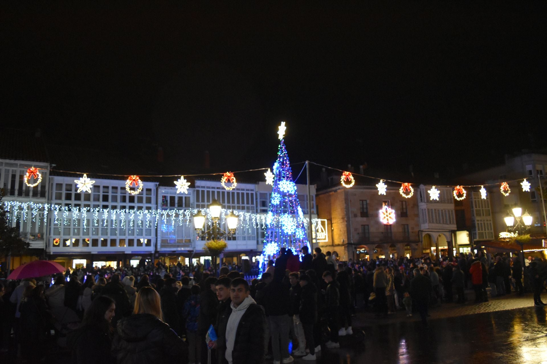 Aguilar recibe a la Navidad con luces y chocolate