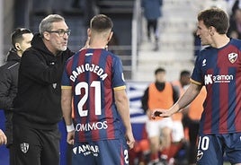 Jon Pérez 'Bolo' da indicaciones desde la banda durante el Huesca-Sporting de hade dos jornadas