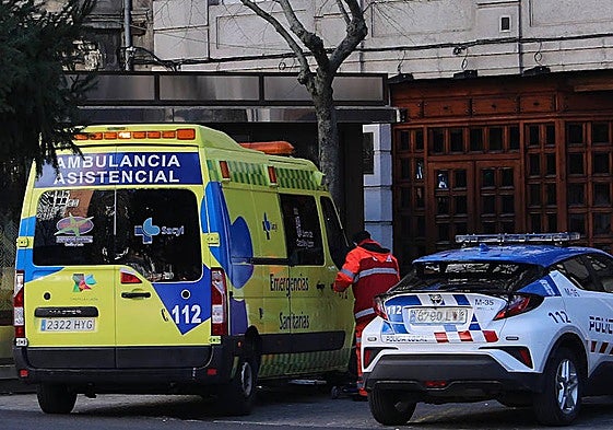 Ambulancia y Policía Local de Palencia, en una imagen de archivo.