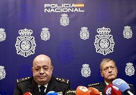 El jefe superior de la Policía Nacional en Castilla y León, Juan Carlos Hernández Muñoz (izquierda), este viernes en rueda de prensa.