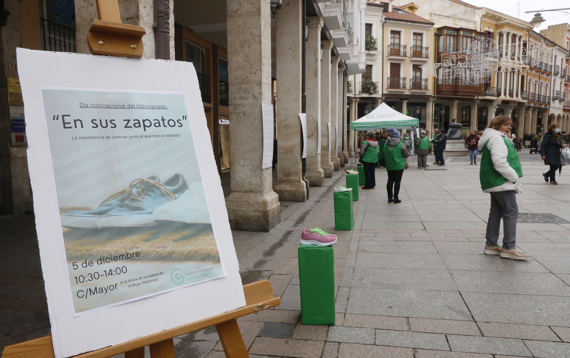 La Calle Mayor de Palencia se llena de zapatos