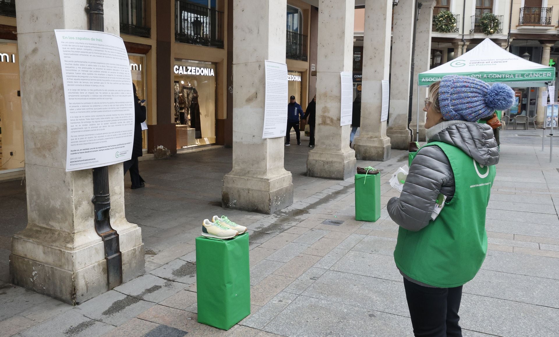 La Calle Mayor de Palencia se llena de zapatos