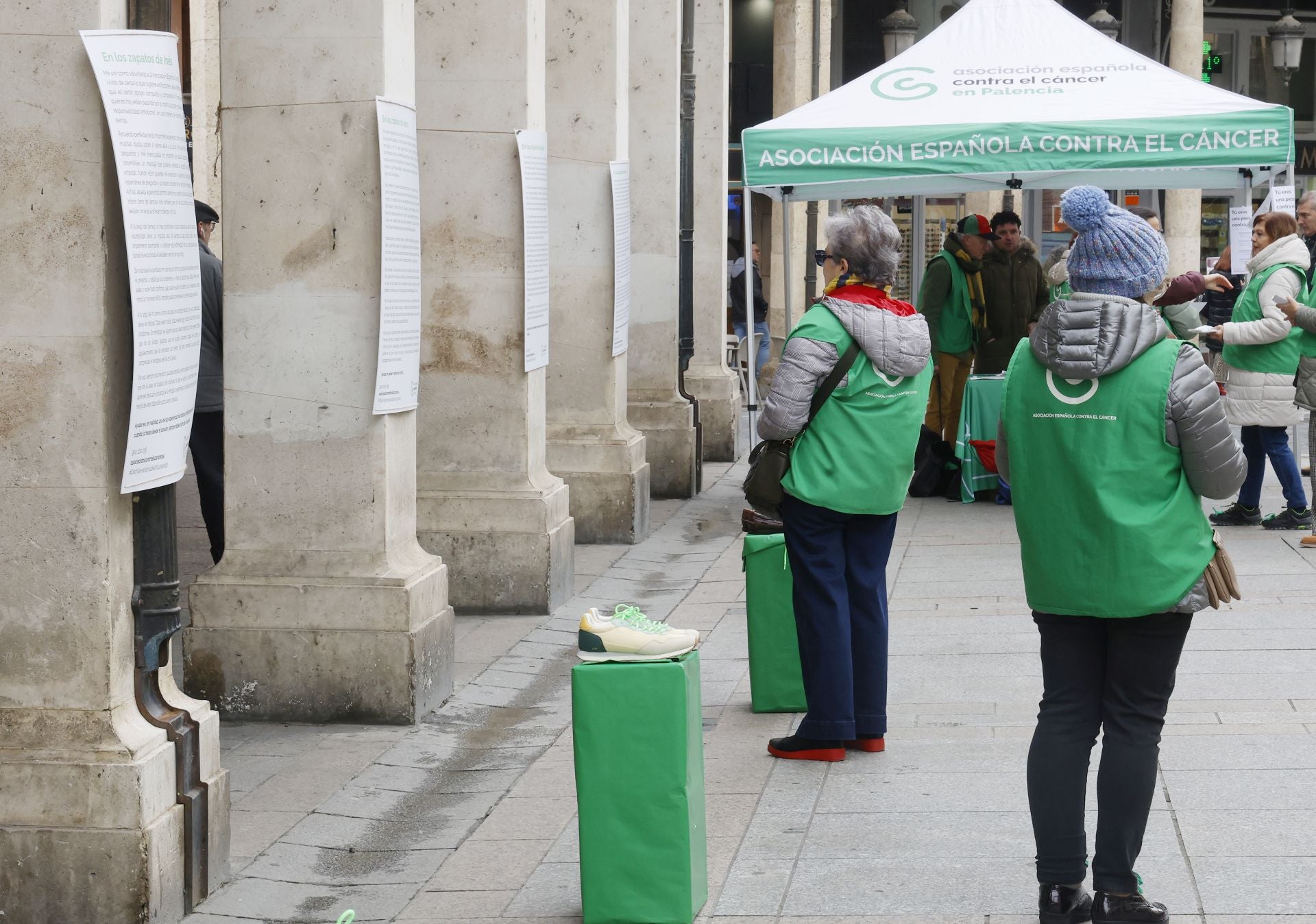 La Calle Mayor de Palencia se llena de zapatos