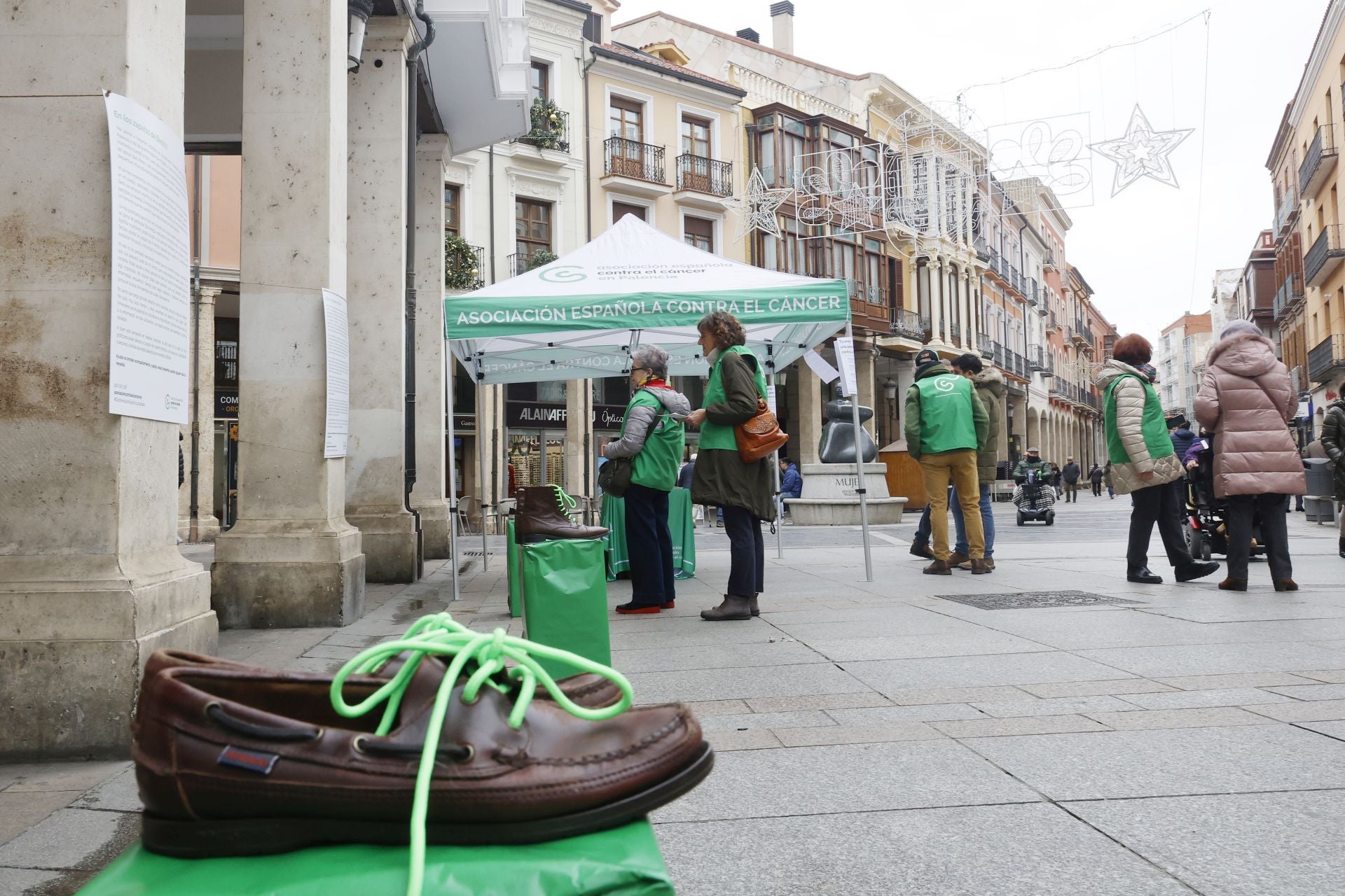 La Calle Mayor de Palencia se llena de zapatos