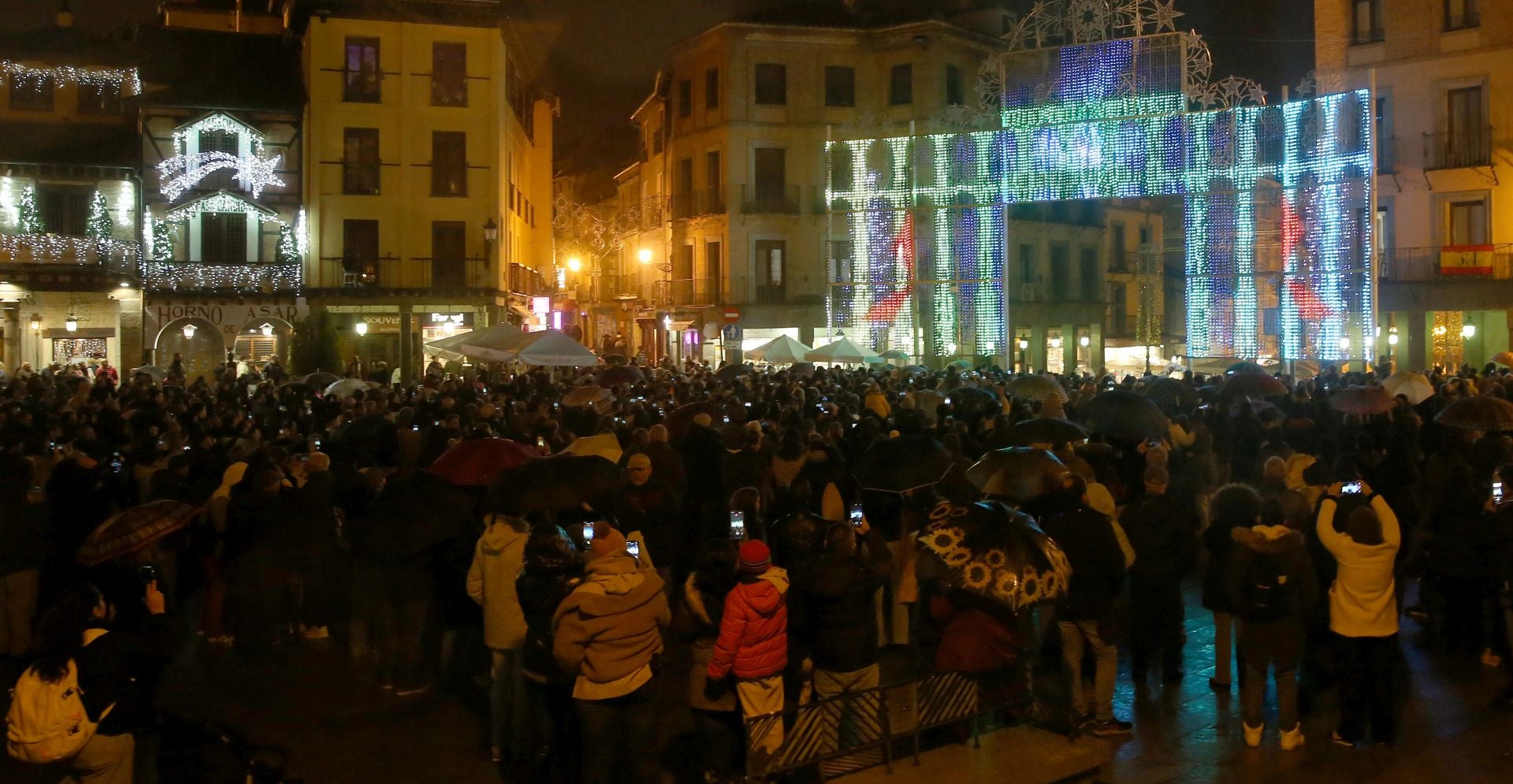 El encendido de la iluminación navideña de Segovia, en fotos
