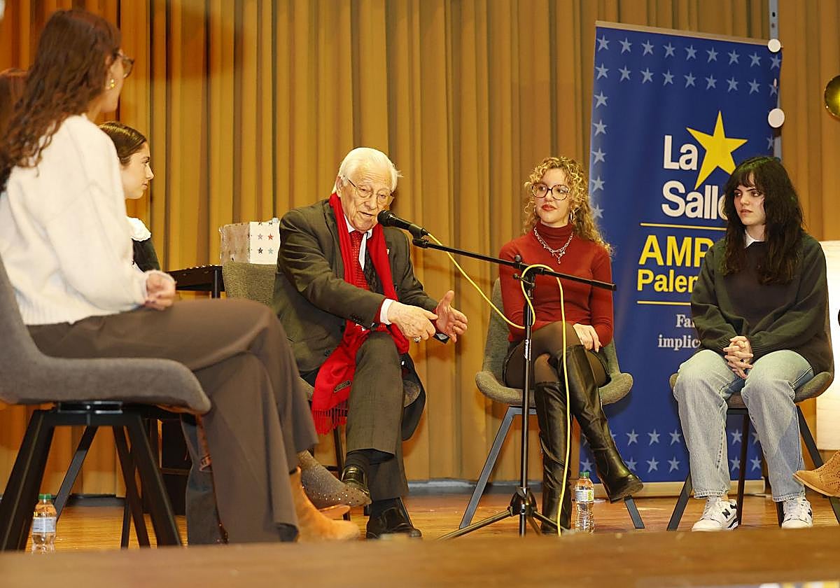el Padre Ángel, entrevistado por varias alumnas de La Salle este viernes.