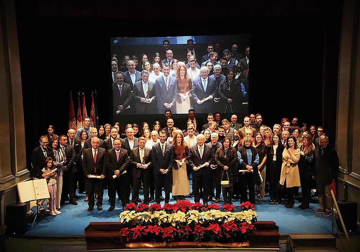 Foto de familia de todos los mencionados en el escenario del Teatro Principal María Luisa Ponte