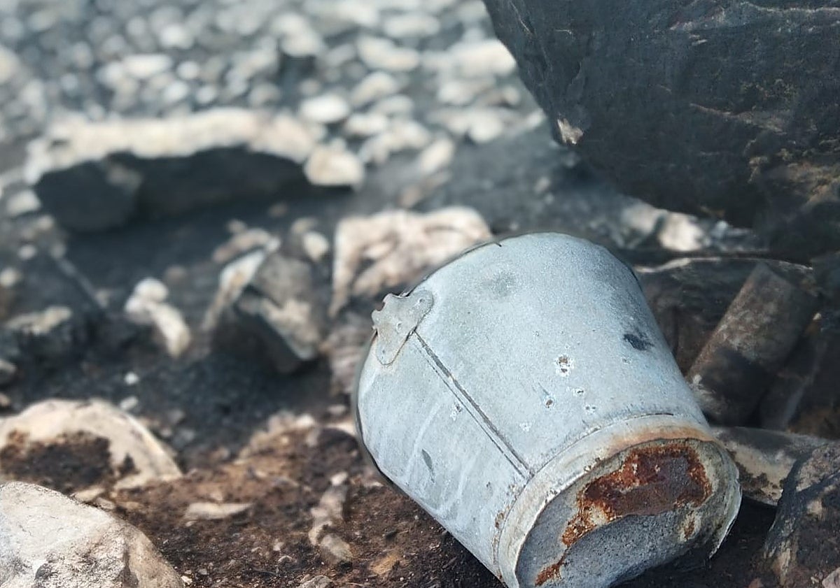 Imagen principal - Los restos del incendio de Puercas en los alrededores del pueblo.