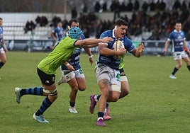 Un jugador local protege el oval de un rival de Las Rozas.