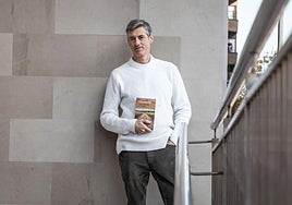 Carlos Villar Flor, junto a su libro publicado por Menoscuarto.
