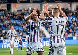 Peter Federico celebra con Stipe Biuk uno de los cuatro goles del Real Valladolid ante el Huesca.