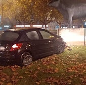 El vehículo siniestrado tras colisionar contra la base de la escultura.