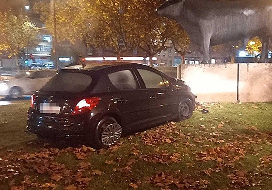 El vehículo siniestrado tras colisionar contra la base de la escultura.