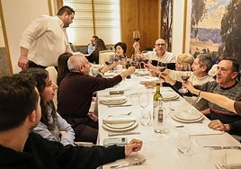 Brindis en una comida concertada en el restaurante La Encina.