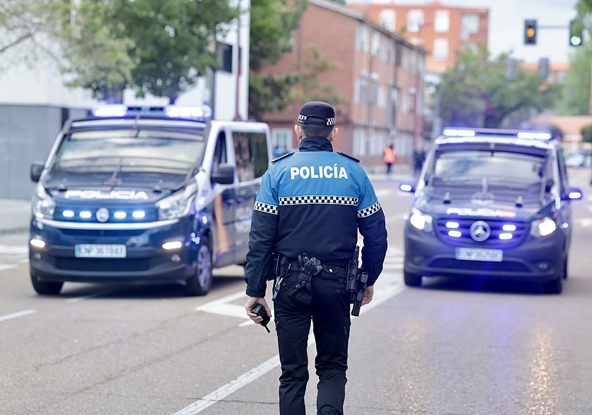 Imagen de archivo de agentes de la Policía Local y Nacional en Valladolid.