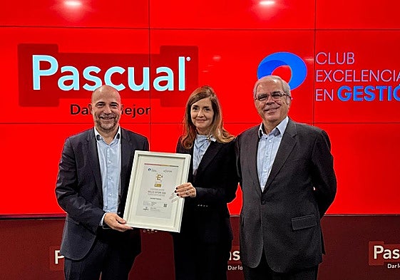 Los responsables de Pascual recogen el Sello EFQM 500.