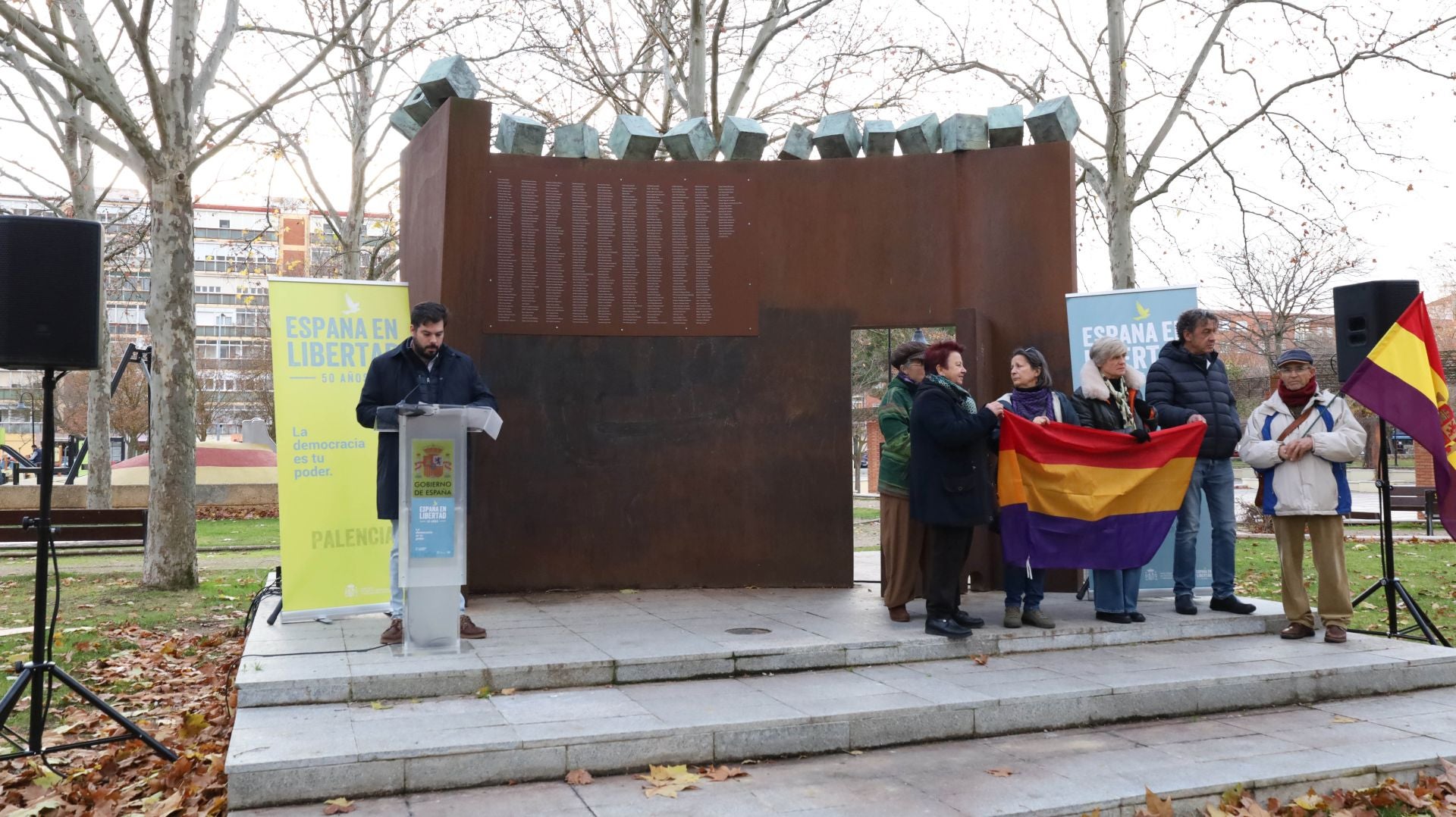 La placa con los nombres de los 497 represaliados franquistas vuelve a Palencia