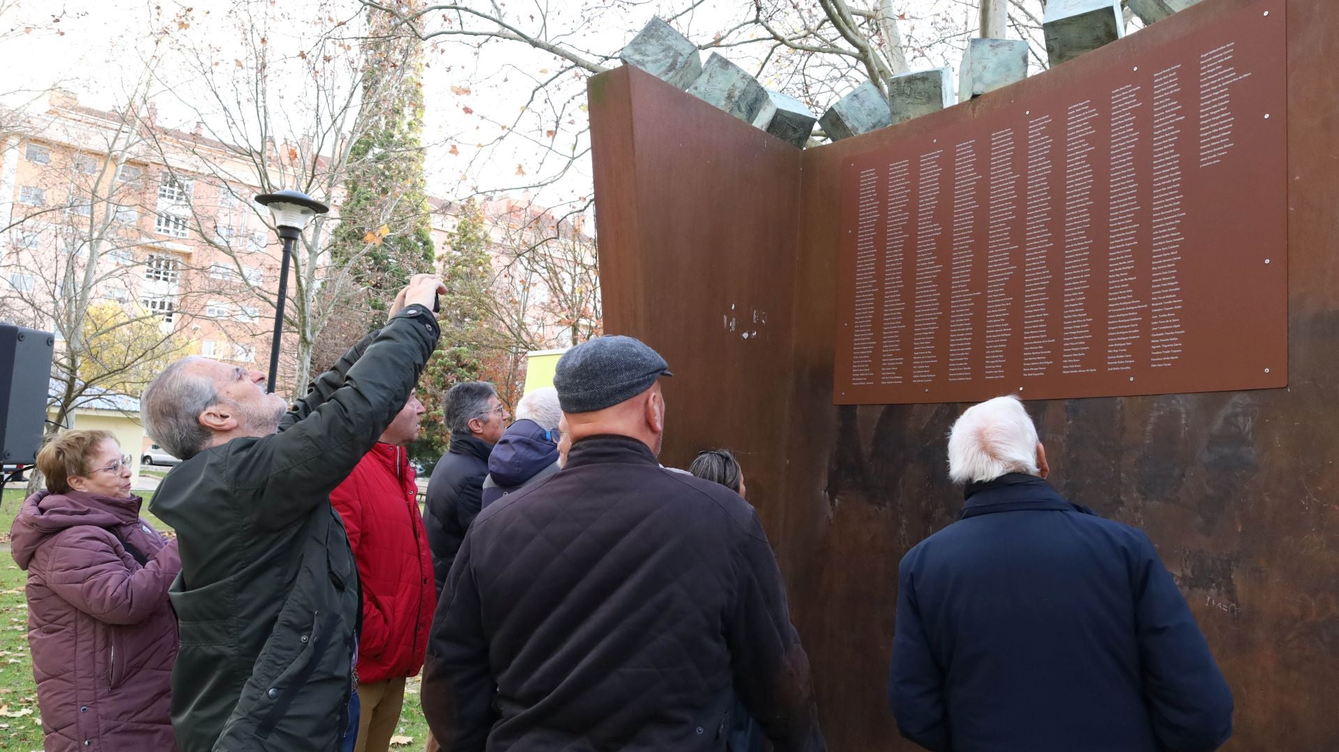 La placa con los nombres de los 497 represaliados franquistas vuelve a Palencia
