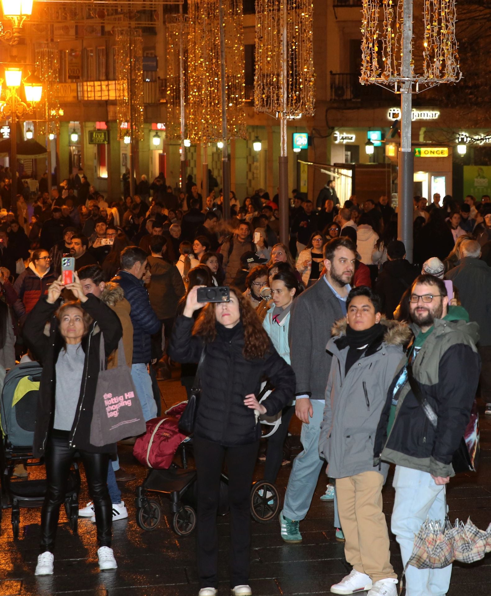 Fotos del aluvión de turistas por las calles de Segovia