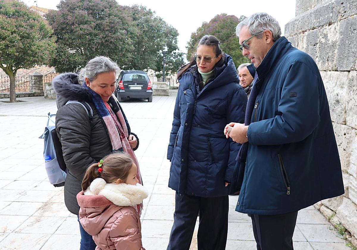 Ángel Martínez vende la lotería de Navidad.