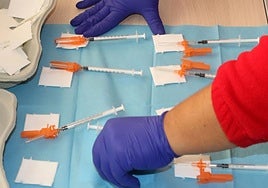 Dosis de vacuna preparadas para inyectar.