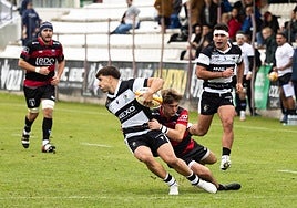 Un jugador de lNexo Supera a rival catalán durante el choque en Pepe Rojo.
