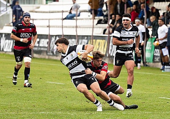 Un jugador de lNexo Supera a rival catalán durante el choque en Pepe Rojo.