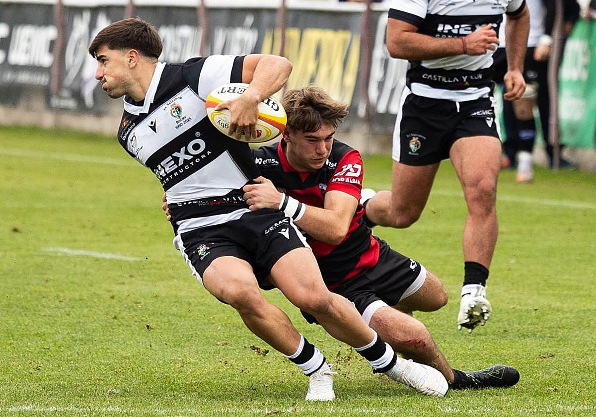 Un jugador de lNexo Supera a rival catalán durante el choque en Pepe Rojo.