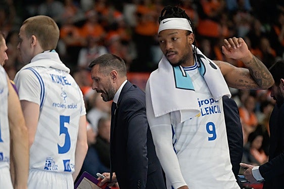 Natxo Lezkano da instrucciones durante el partido ante el Leyma Coruña.
