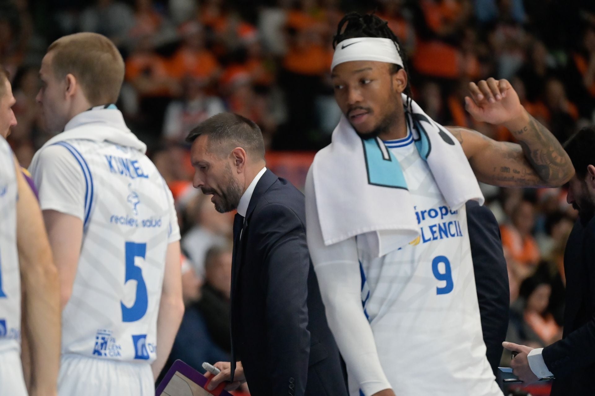 Natxo Lezkano da instrucciones durante el partido ante el Leyma Coruña.