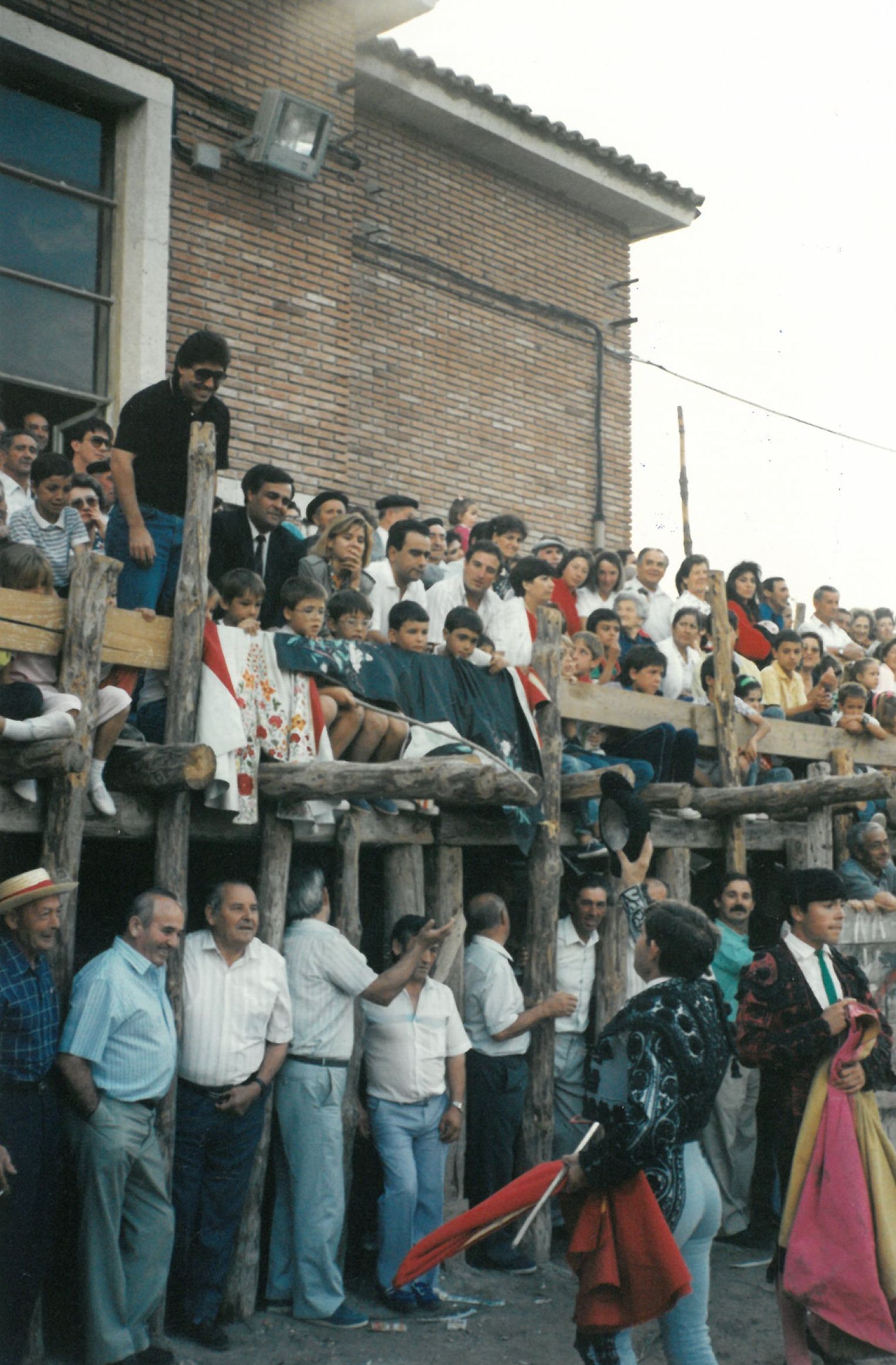J. Monedero brinda el toro a Santillana. 