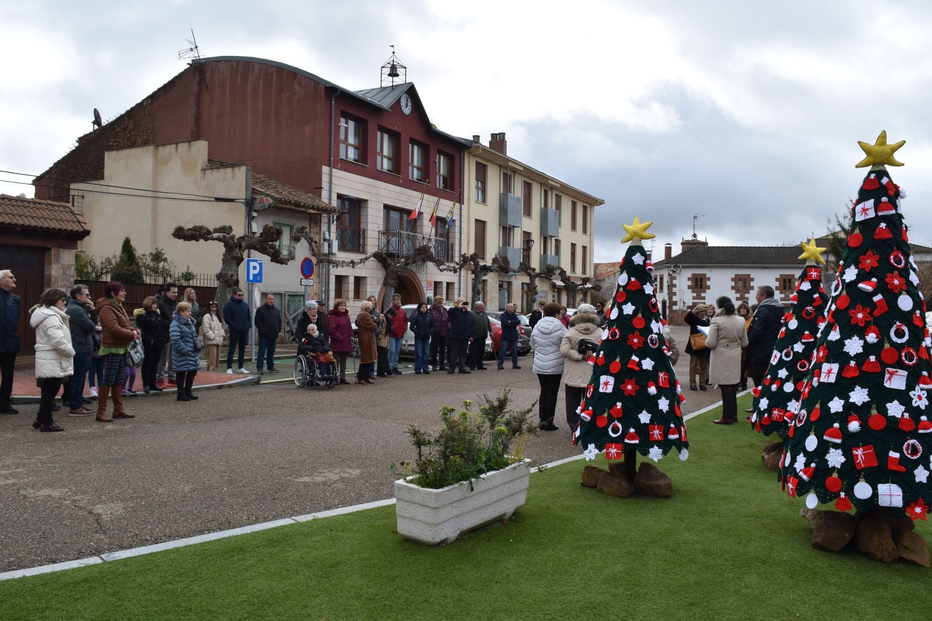 Salinas de Pisuerga se viste de Navidad con ganchillo