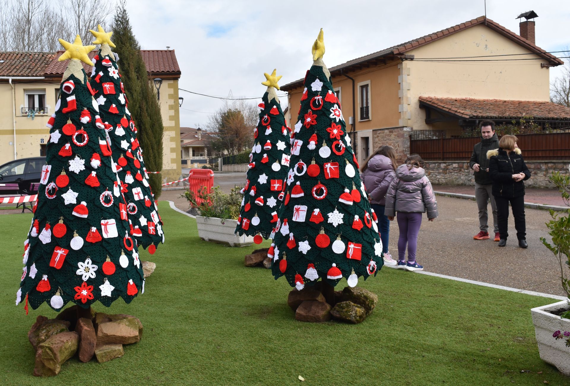 Salinas de Pisuerga se viste de Navidad con ganchillo