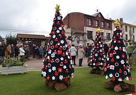 Los árboles de metal adornados con ganchillo por las mujeres de Salinas.