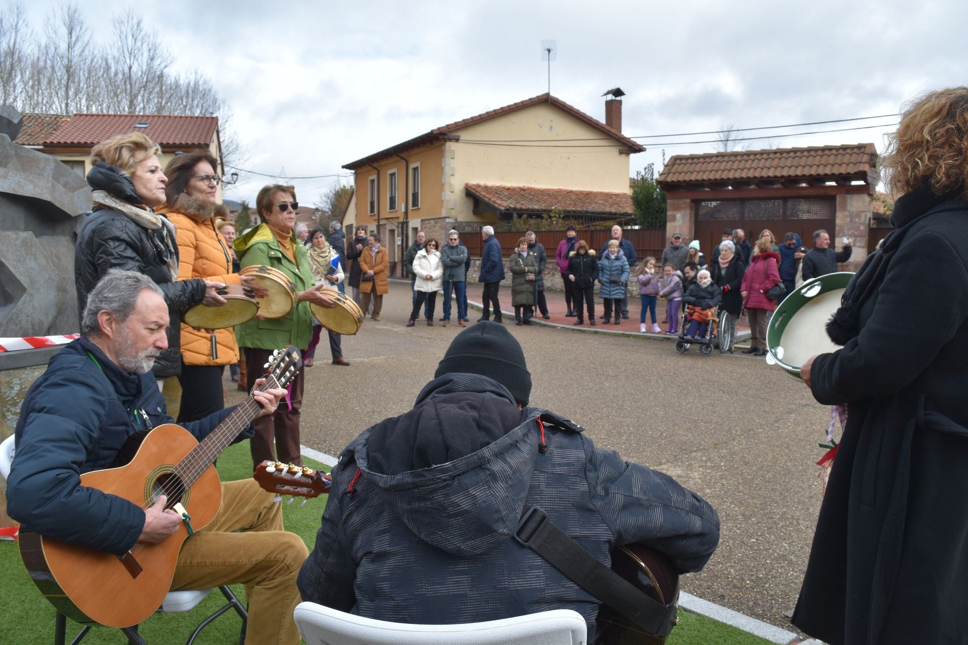 Salinas de Pisuerga se viste de Navidad con ganchillo
