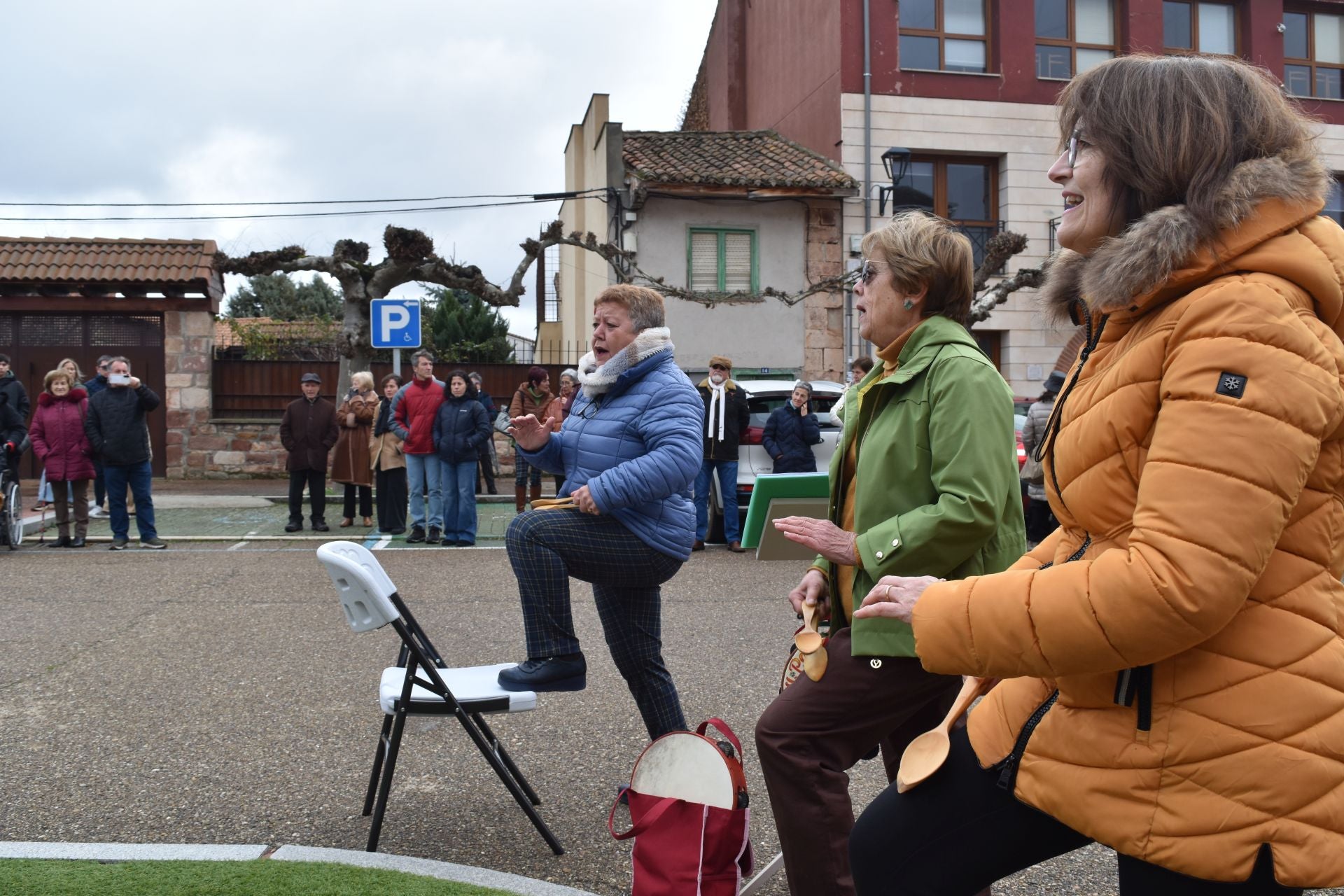 Salinas de Pisuerga se viste de Navidad con ganchillo