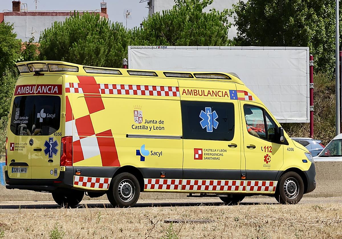 Imagen de archivo de una ambulancia en Valladolid.