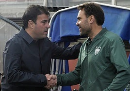 Iñaki Bea saluda al entrenador del Bergantiños.