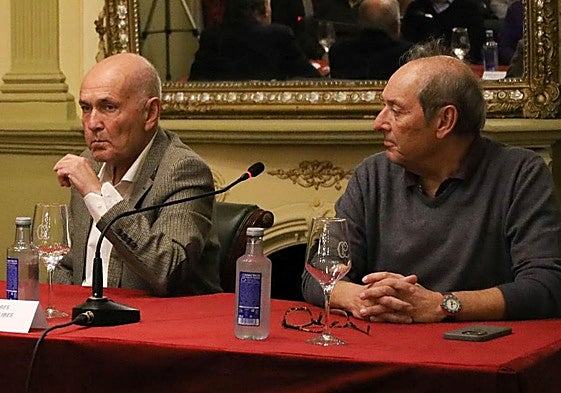 Juan Delibes, a la izquierda, con su hermano Adolfo, en la conferencia celebrada en el Casino.