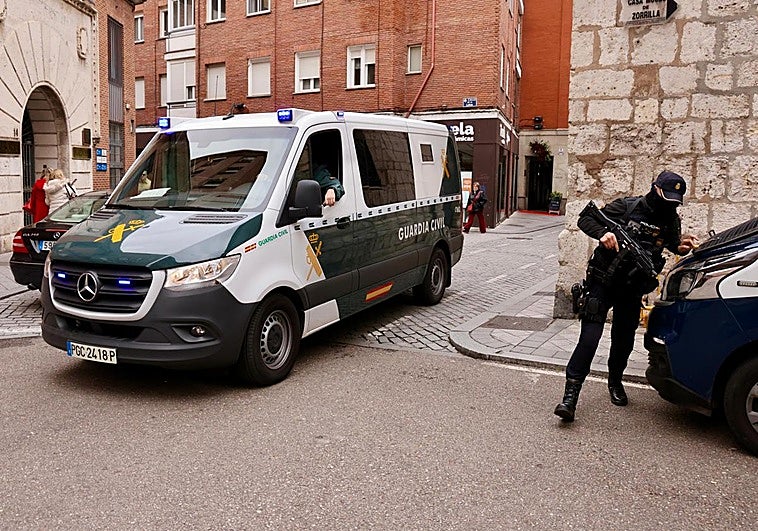 Salida de los detenidos en los juzgados de Valladolid a primera hora de la tarde de este domingo.