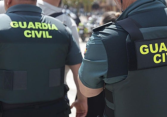 Imagen de archivo de dos agentes de la Guardia Civil.